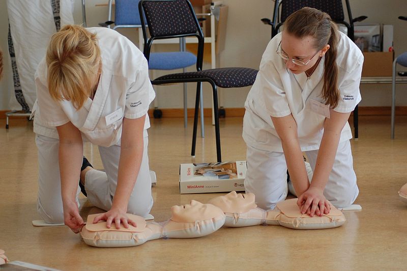 HLR-øvelse på dukke Fotograf: Wikimedia commons